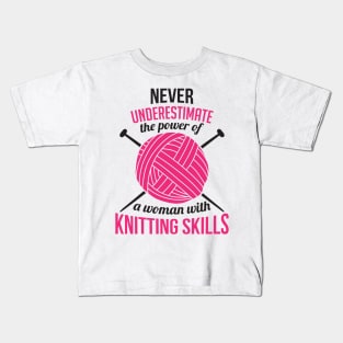 Never underestimate the power of a woman with knitting skills (black) Kids T-Shirt